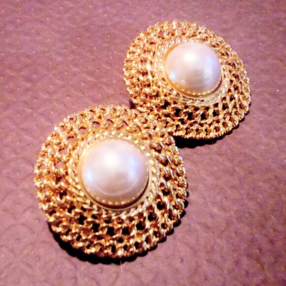 Vintage Marvella Gold Tone Faux Mabe Pearl Clip On Statement Earrings - Picture 2 of 4